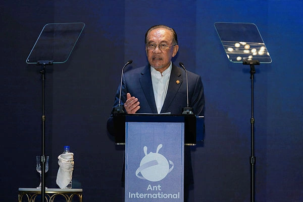 PM_INTERNATIONAL Anwar hopes book will guide future generations