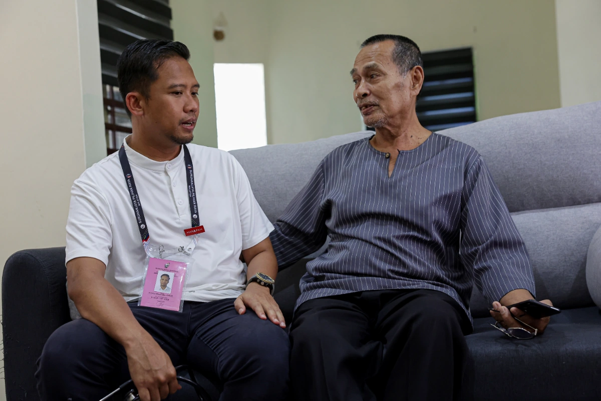 Dr Azizul Hakim campaigns with stethoscope, offers free check-ups