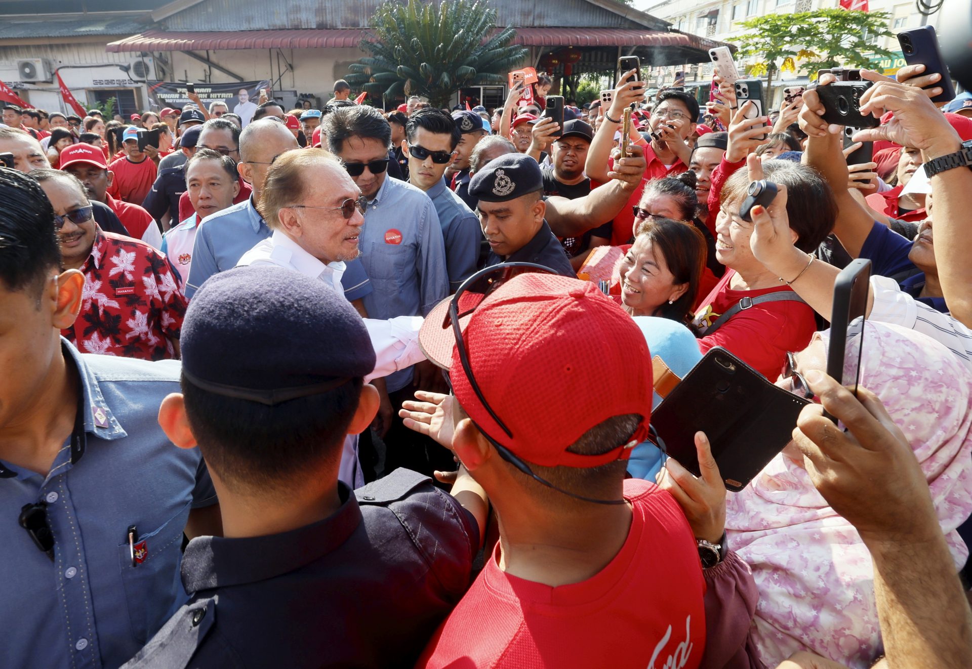 PRN14_05072026_PRN_JOHOR Anwar visit boosts PH campaign morale in Machap, Layang-Layang