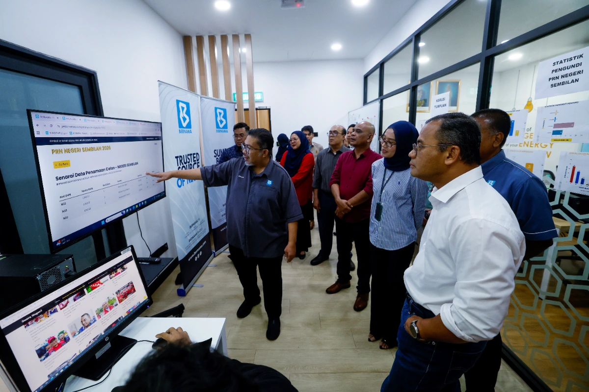 Selangor MB visits Bernama election ops room in Negri Selangor MB visits Bernama election ops room in Negri