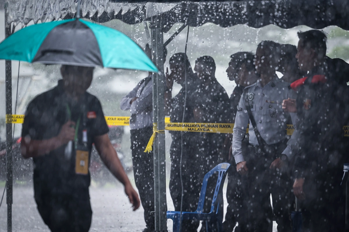 Johor police early voting proceeds smoothly despite heavy rain Johor police early voting proceeds smoothly despite heavy rain