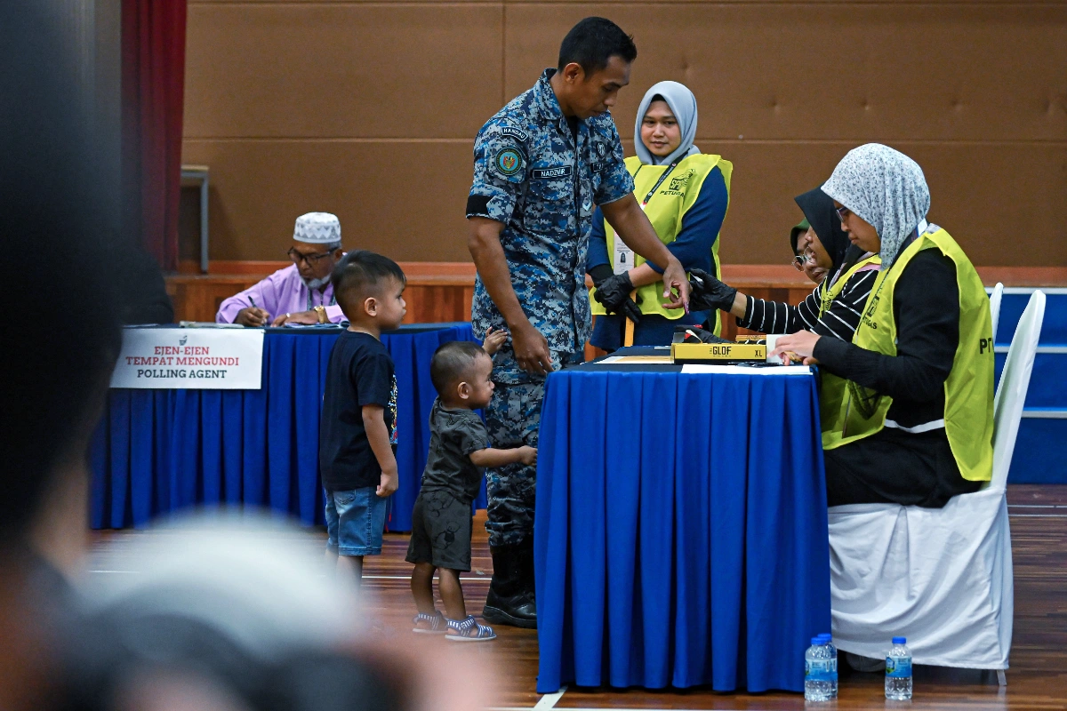 Early voting for armed forces personnel proceeding smoothly