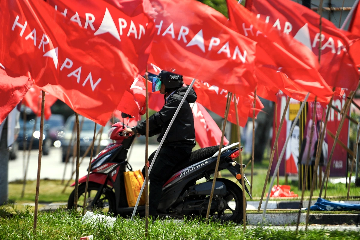 Subdued atmosphere at Pakatan Harapan HQ as early Johor poll results trickle in Subdued atmosphere at Pakatan Harapan HQ as early Johor poll results trickle in