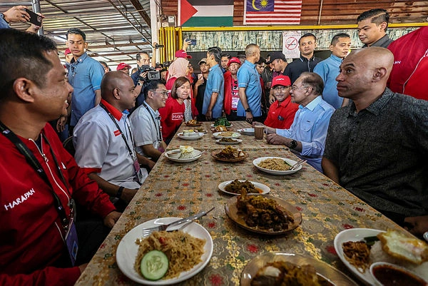 Anwar joins Layang-Layang residents and PH candidates for breakfast