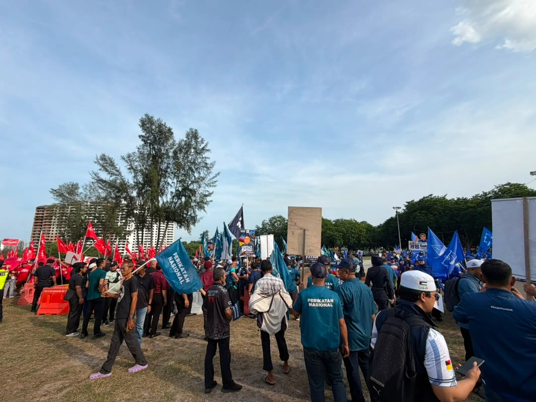 Port Dickson heats up as BN PH PN supporters flood nomination centre Port Dickson heats up as BN, PH, PN supporters flood nomination centre