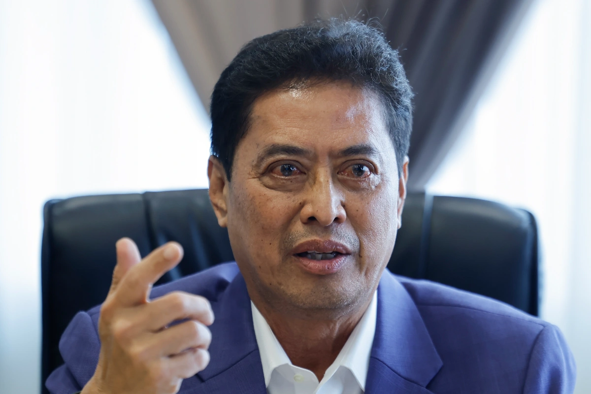 RCI on former Azam Baki shareholdings dependent on investigative findings Azalina RCI on former Azam Baki shareholdings dependent on investigative findings: Azalina