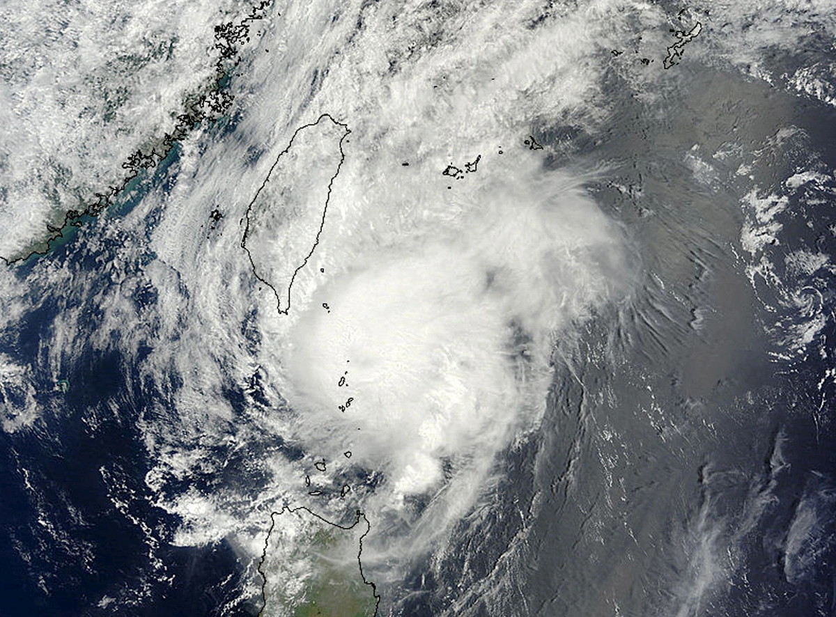 RTRMADP_3_CHINA-TYPHOON Southern China drenched as Typhoon Noul makes landfall