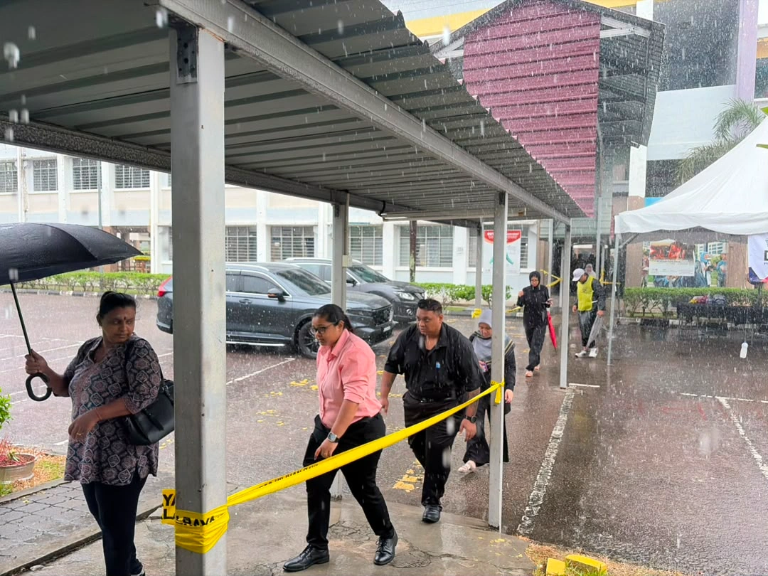 Rain or shine Johor voters turn up to fulfil their civic duty Rain or shine, Johor voters turn up to fulfil their civic duty