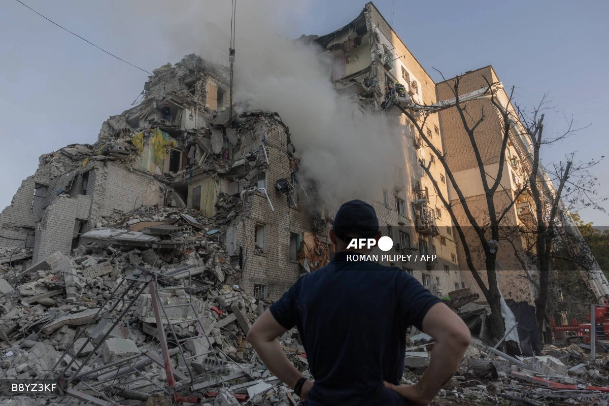 Russian strike on Kyiv kills nine as Zelensky warns of attack Russian strike on Kyiv kills nine as Zelensky warns of attack