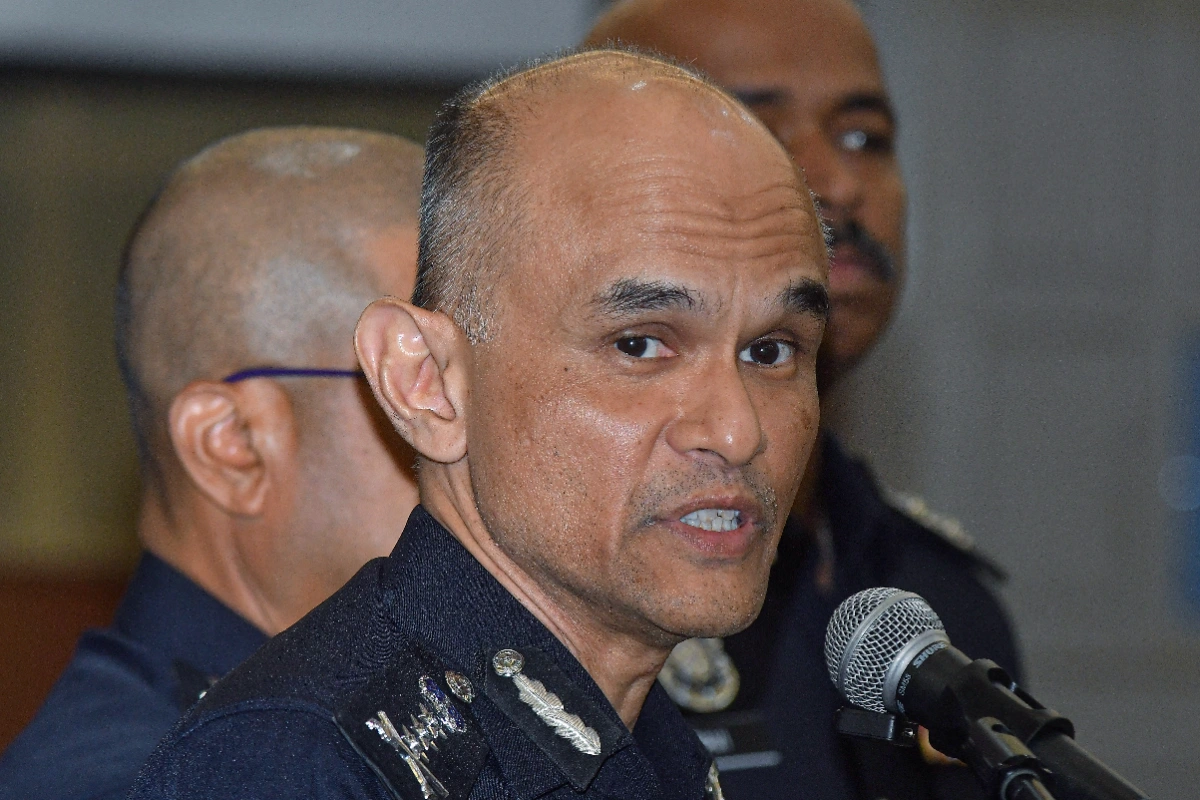 Security guard foils RM82,000 heist, suspect escapes with gun Security guard foils RM82,000 heist, suspect escapes with gun