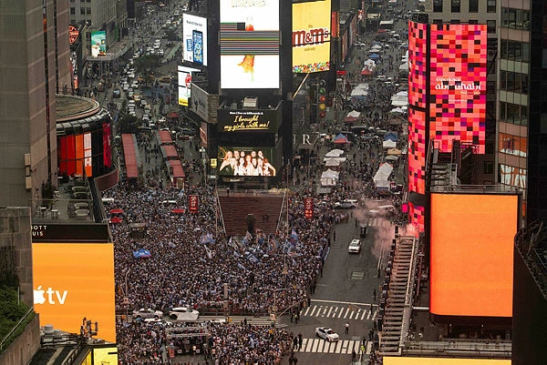 SOC-SPO-FANS-OF-ARGENTINA-GATHER-NEW-YORK-AHEAD-OF-FIFA-WORLD-CU-000206t6a5c05f4m600xf6b257f8 World Cup moments: Viking row and minnows sparkle
