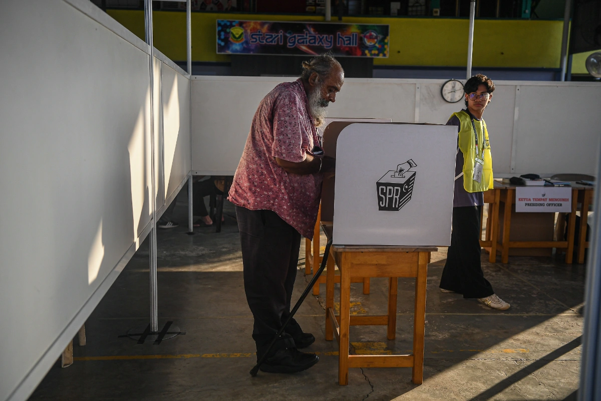 Senior citizens brave rain to vote early in Johor polls Senior citizens brave rain to vote early in Johor polls