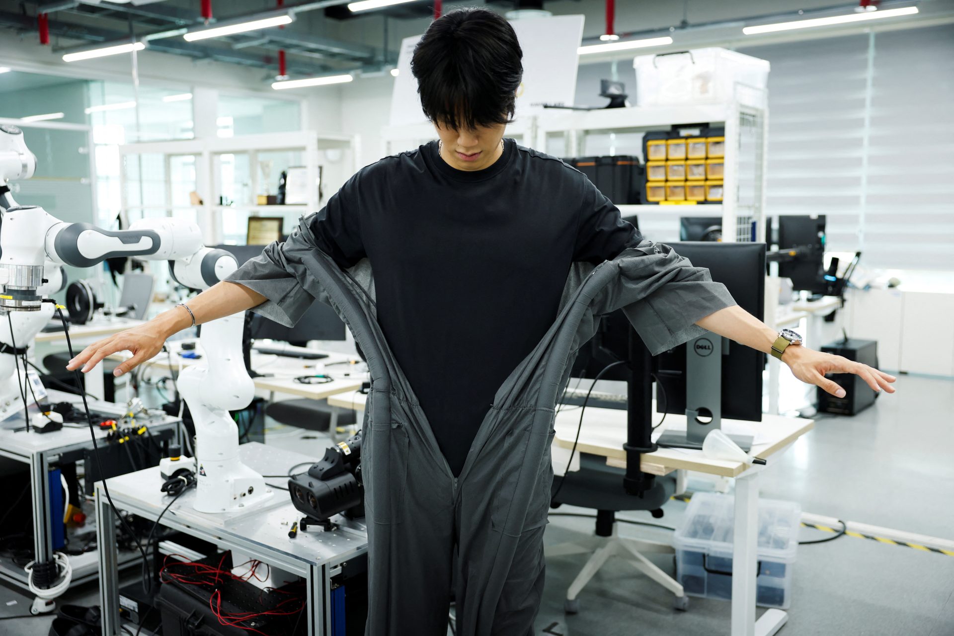 Robot S. Korea-US team unveils robot that dresses people