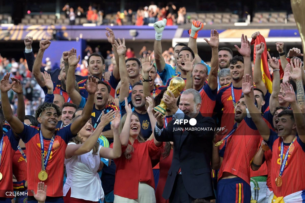 Spains king hails World Cup heroes as celebration tour begins Spain's king hails World Cup heroes as celebration tour begins
