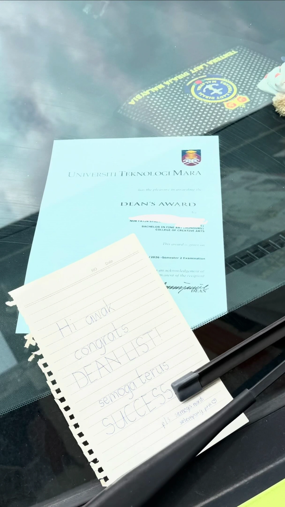 Stranger leaves congratulatory note on student's car windshield after spotting Dean's list certificate