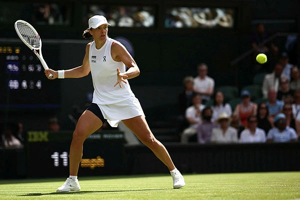 TENNIS-GBR-WIMBLEDON Swiatek sees off Pliskova to race into Wimbledon third round