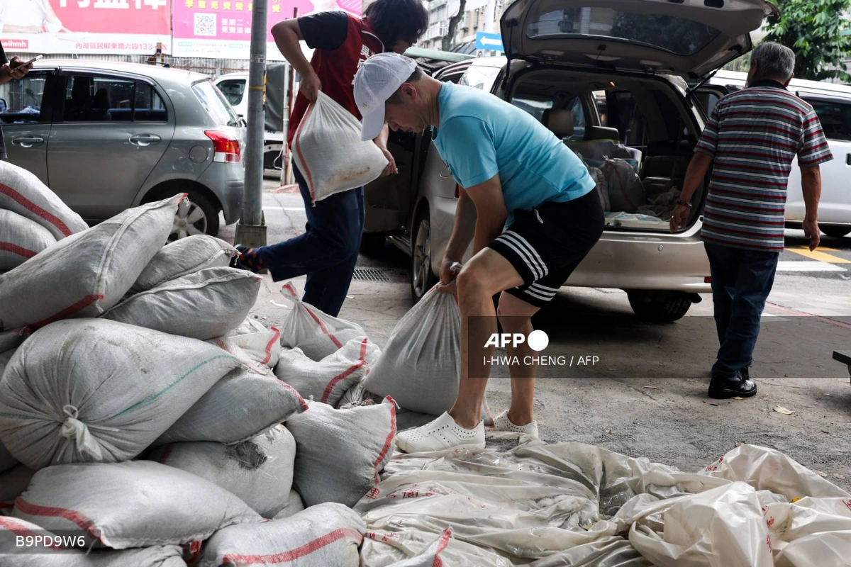 Taiwan braces for destructive winds as typhoon nears Taiwan braces for destructive winds as typhoon nears