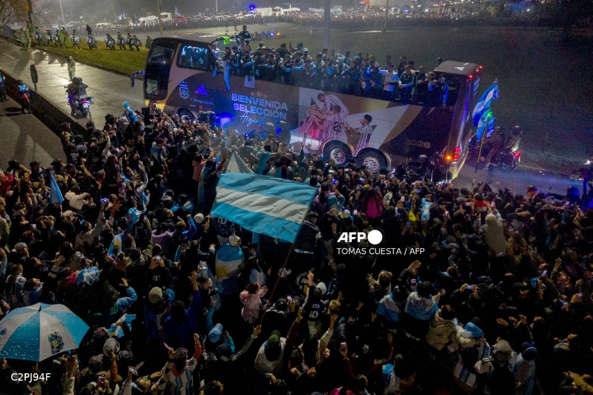 Thousands welcome Argentina squad home without Messi https://thesun.my/sports/football/the-pain-is-immense-says-messi/