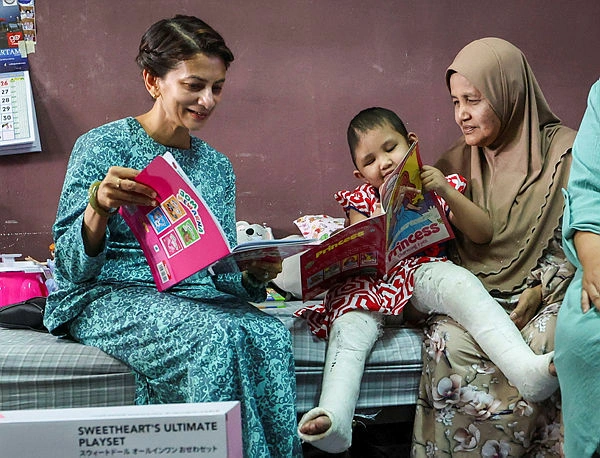 Three-year-old crash survivor Aulia Sofea recovers gets royal visit Three-year-old crash survivor Aulia Sofea recovers, gets royal visit