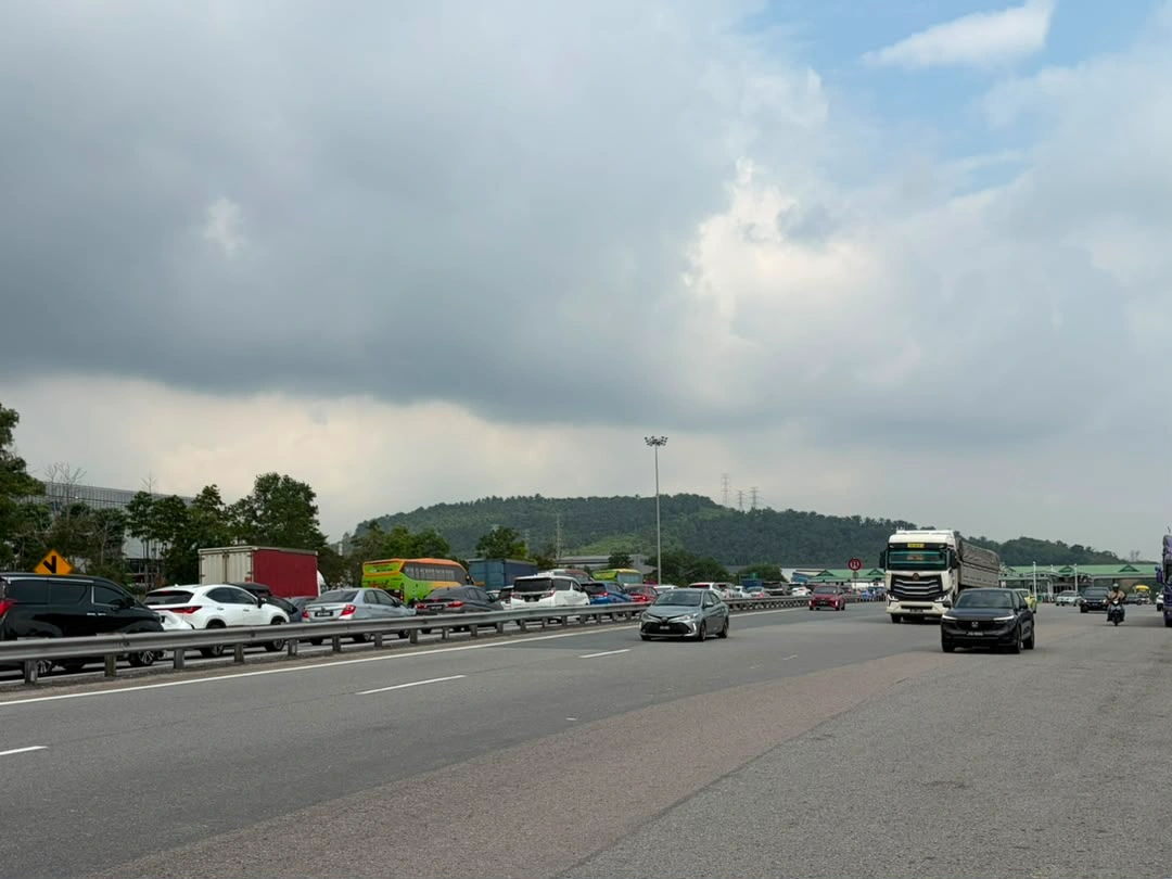 Traffic heading out of Johor Bahru slows as voters travel to districts for Johor polls (1) Traffic heading out of Johor Bahru slows as voters travel to districts for Johor polls