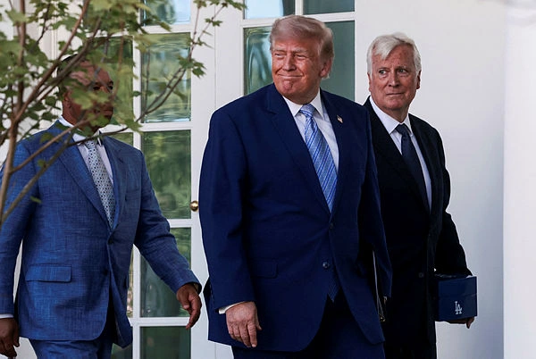 Trump returns to White House press dinner after shooting scare Trump returns to White House press dinner after shooting scare