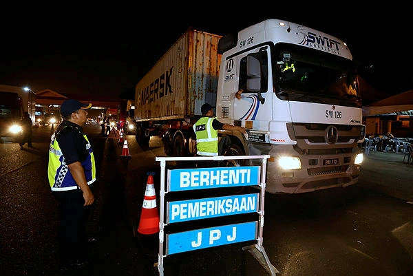 Two commercial drivers held for positive drug test at Gombak Toll Plaza