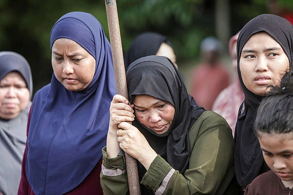 Two of three Sungai Sedim flood victims buried in Kg Palas Two of three Sungai Sedim flood victims buried in Kg Palas