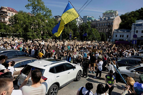 UKRAINE-RUSSIA-CONFLICT-WAR (9) Protests erupt across Ukraine against removal of defence minister