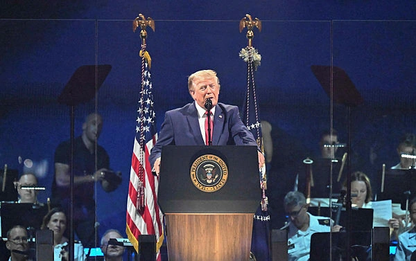 US-POLITICS-ANNIVERSARY Rain, lightning and chaos open Trump's headline Fourth of July event