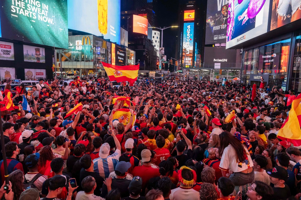 US-SPAIN-FANS-CELEBRATE-AFTER-WINNING-THE-FIFA-WORLD-CUP Ecstatic celebrations as Spaniards fete World Cup triumph