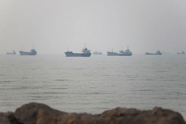 US launches new Iran strikes as Trump threatens wider attacks US launches new Iran strikes as Trump threatens wider attacks
