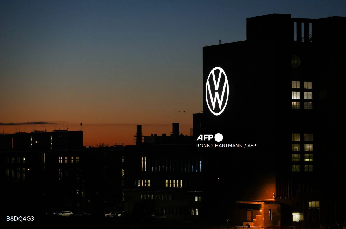 Unions to protest as Volkswagen thrashes out job cut plans Unions to protest as Volkswagen thrashes out job cut plans