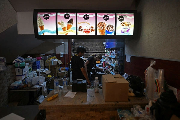 VENEZUELA-EARTHQUAKE-AFTERMATH (2) McDonald's, bus station convert into Venezuela quake clinics