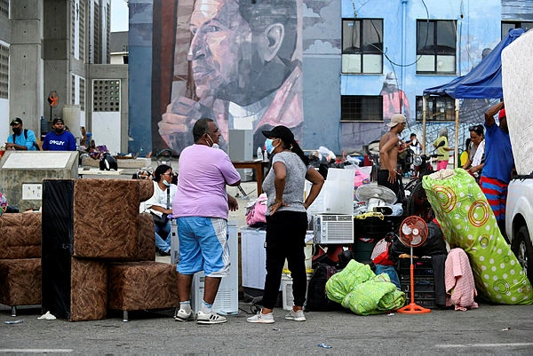 Venezuela quake survivors seek food and shelter as toll nears 2000 Venezuela quake survivors seek food and shelter as toll nears 2,000