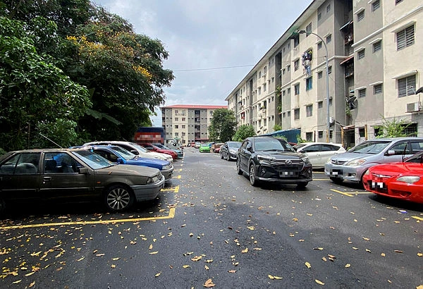 Woman frustrated after receiving note from Kajang flat resident reserving public parking space Woman frustrated after receiving note from Kajang flat resident reserving public parking space