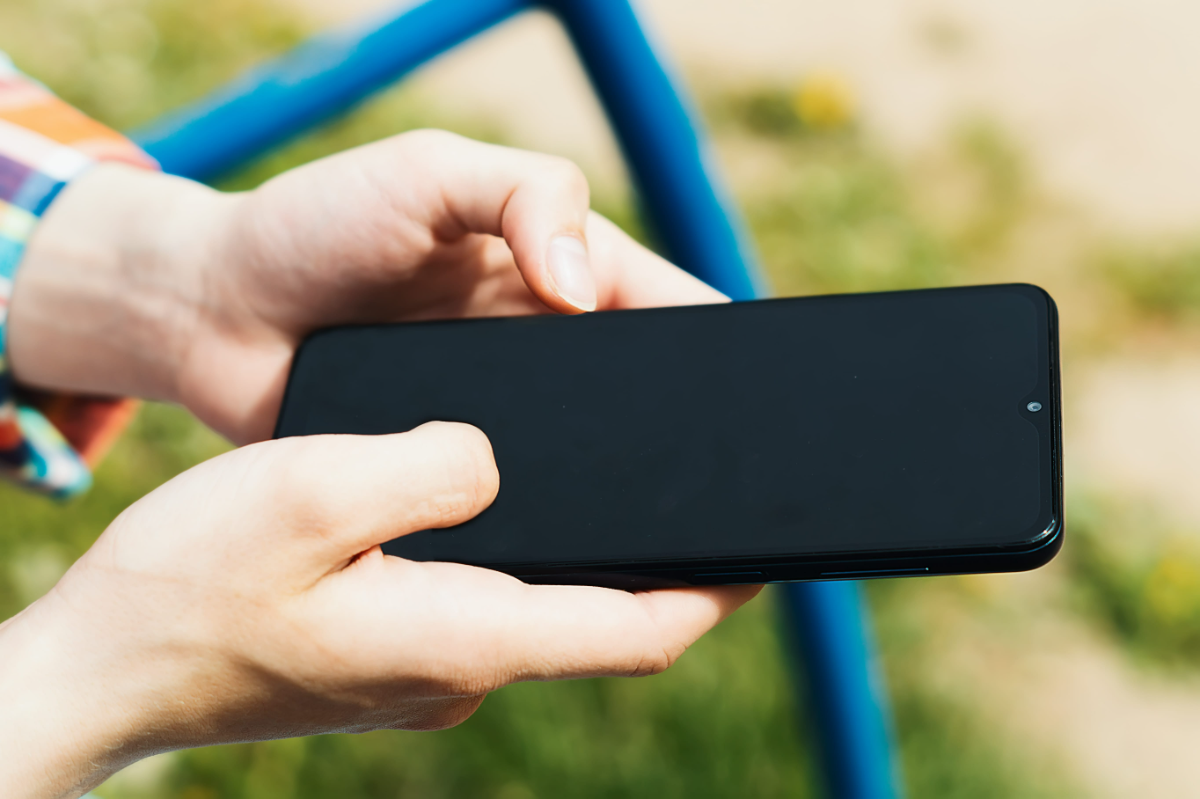 luna77302220700003 Smartphones have become everyday essentials, handling everything from communication and banking to entertainment and navigation.