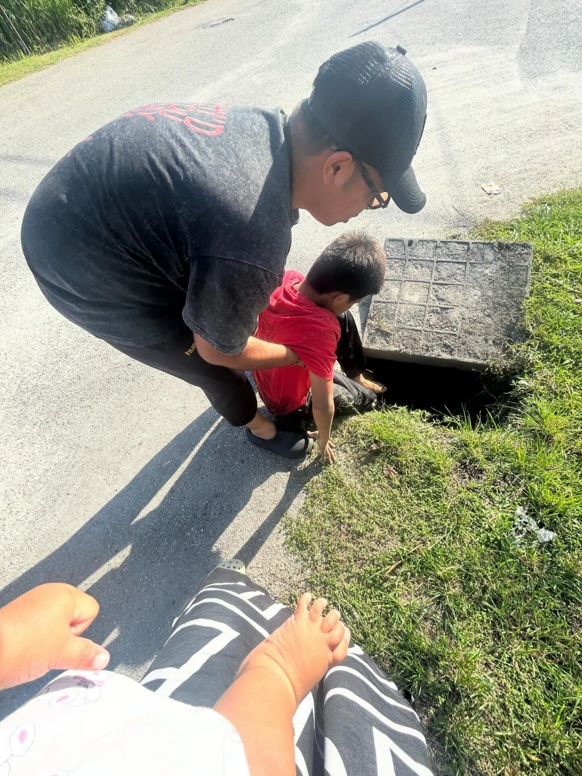 saving boy Couple hailed as heroes after rescuing boy from open manhole in Kuantan