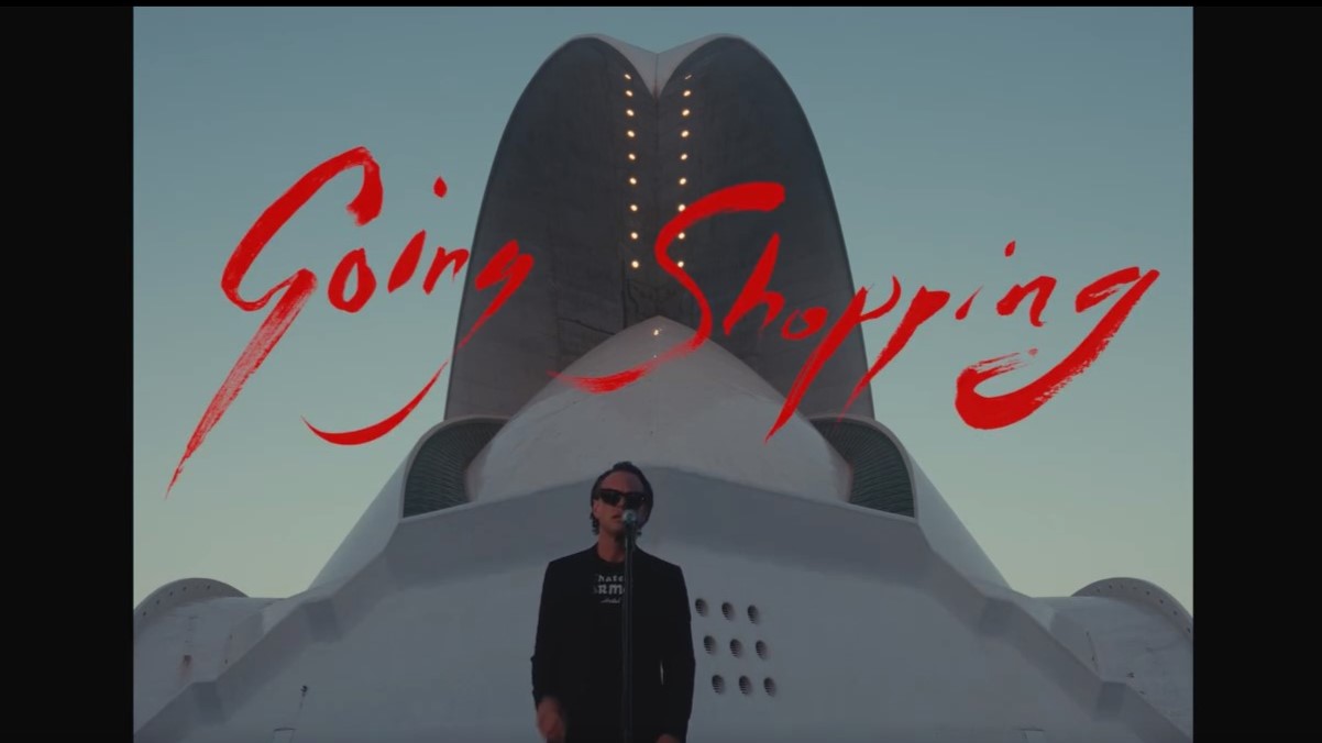 stroke The Strokes’ current album campaign has leaned into a slightly surreal visual identity, and Going Shopping continues that approach.