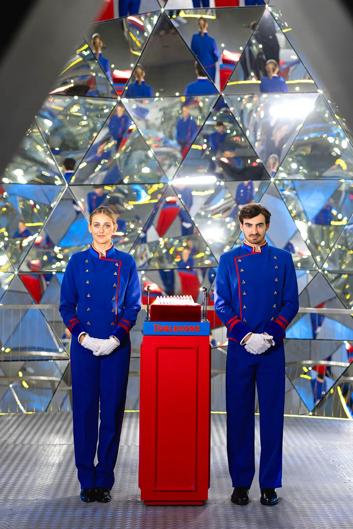 toblerone-crystal-bar-crafted-by-swarovski-unveiled-in-the-crystal-dome-at-swarovski-kristallwelten Toblerone Presents