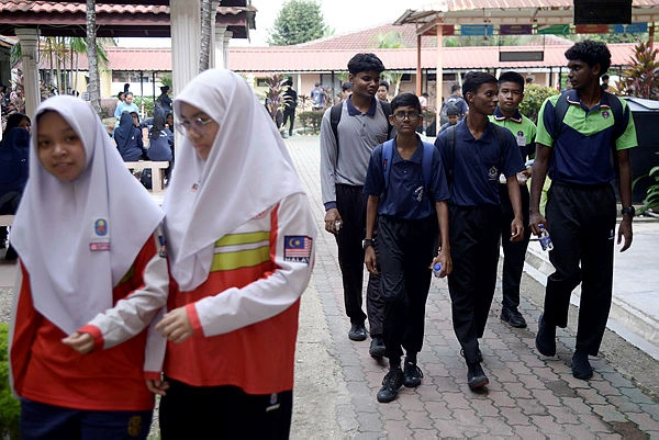 MOE suspends outdoor activities as haze API tops 100 MOE suspends outdoor activities as haze API tops 100