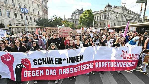 Austrian girls defy school headscarf ban amid protests Austrian girls defy school headscarf ban amid protests