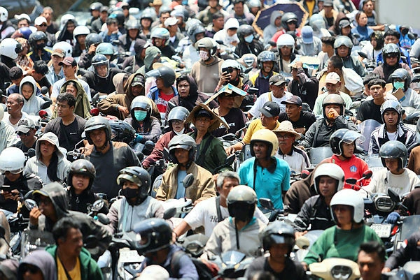 Bali fuel shortage: Hundreds rally outside governor's office