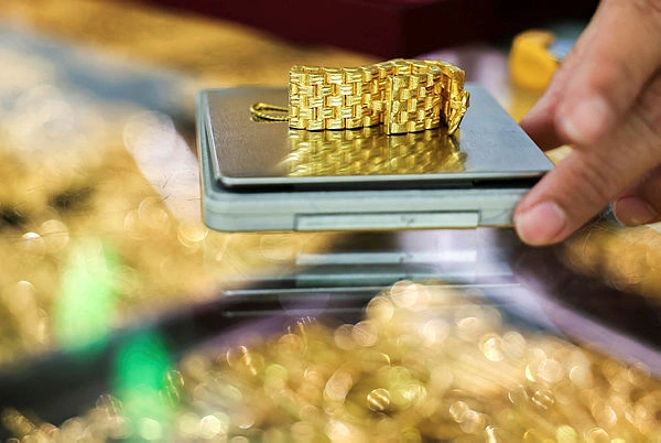 Gold edges up from one-week low as dollar eases off peak Gold edges up from one-week low as dollar eases off peak
