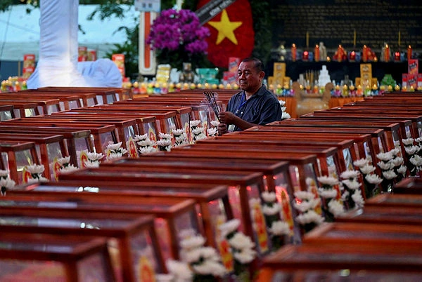 Vietnam mourns 700 war dead in major push to identify missing